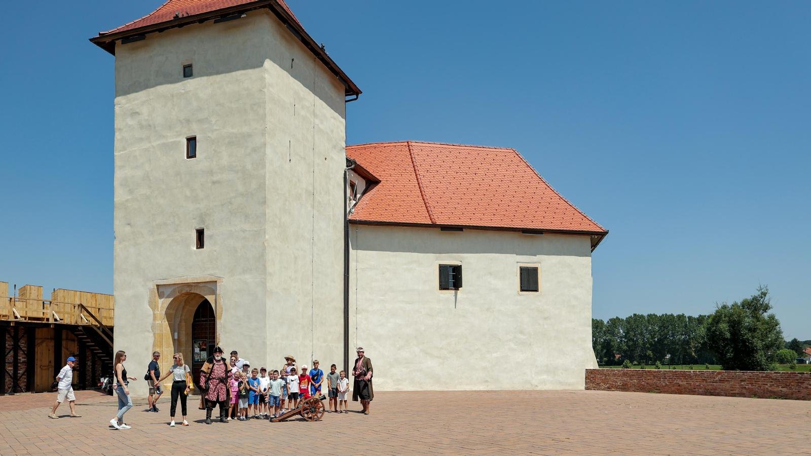Djeca s kostimiranim likovima ispred utvrde Stari grad Đurđevac